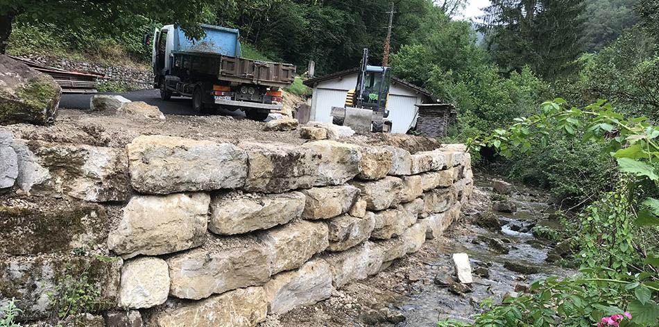 Travaux de terrassement en zone d’accès difficile à Izenave